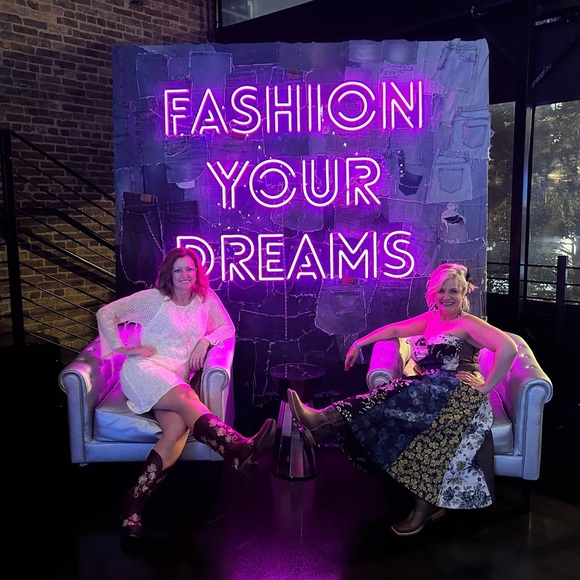 ๐Like for shows๐ - Picture 9 of 15